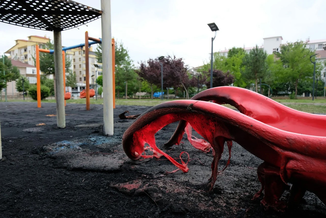 Çocuk parkı ateşe verildi - Resim : 1