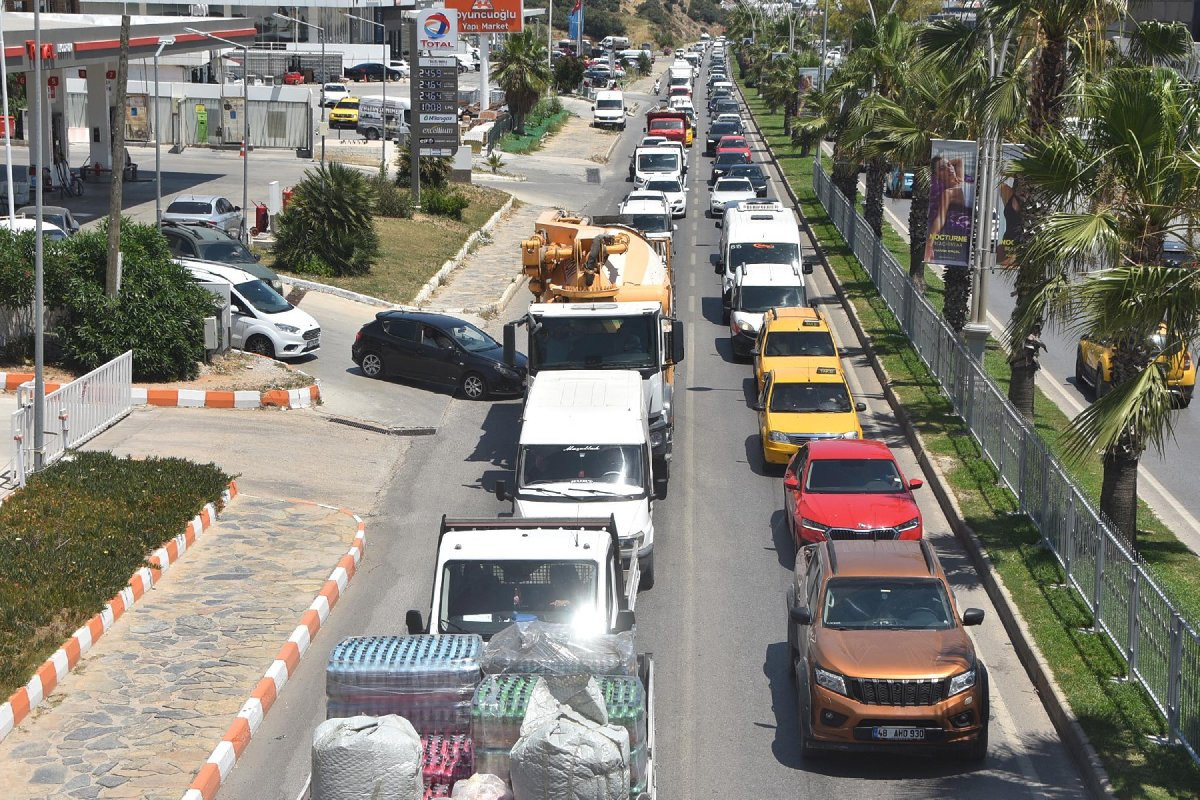 Bodrum'da trafik durma noktasına geldi - Resim : 1
