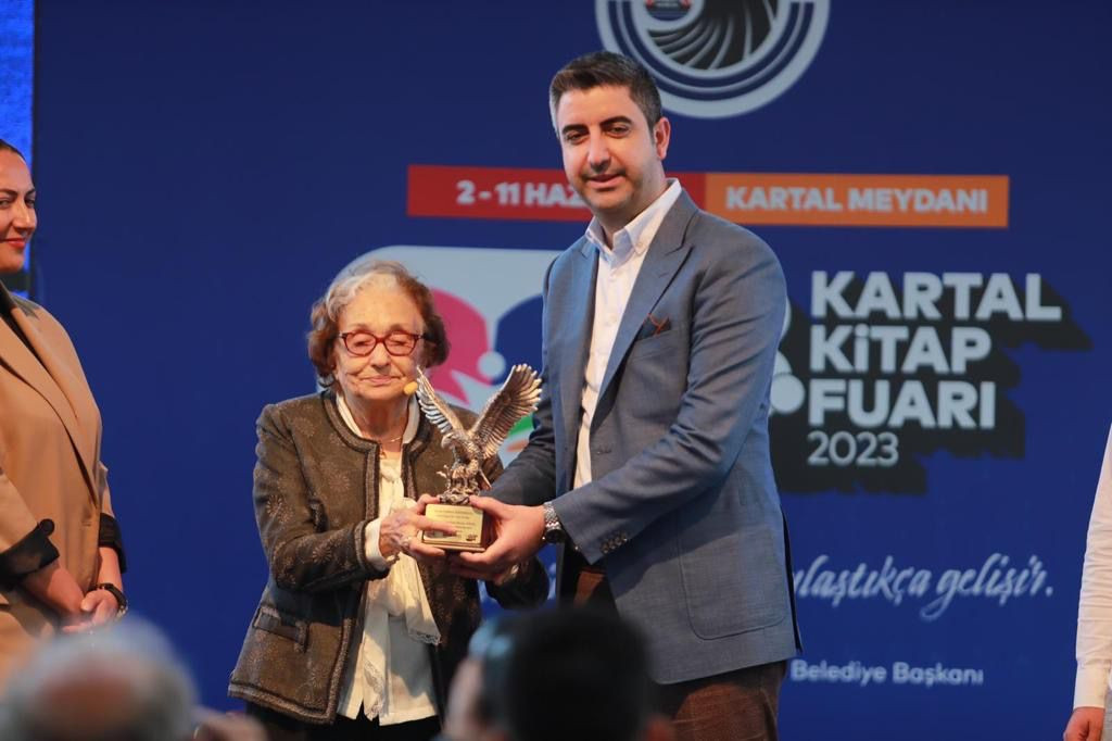 3. Kartal Kitap Fuarı’nda yazar Gülten Dayıoğlu’na onur ödülü - Resim : 1