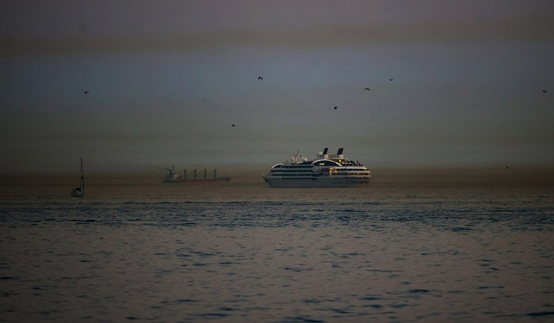 İstanbul'da denizin üzerine kahverengi toz bulutu çöktü - Resim : 1