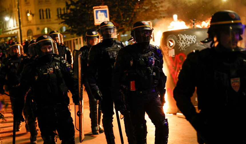 Fransa'da protestolar büyüyor: Ortalık savaş alanına döndü - Resim : 1