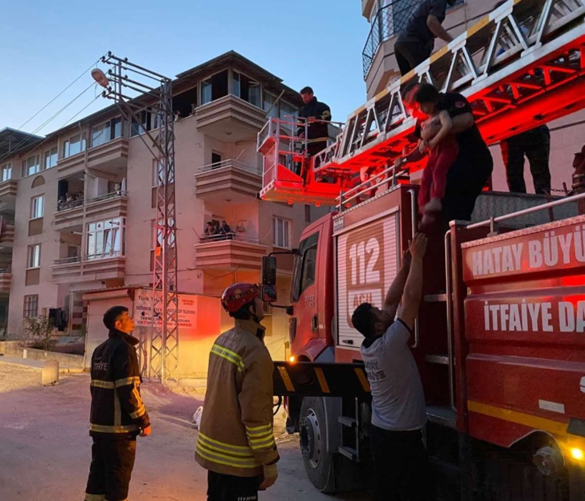 Hatay'da 5 katlı binada çıkan yangında mahsur kalan 25 kişi kurtarıldı - Resim : 1