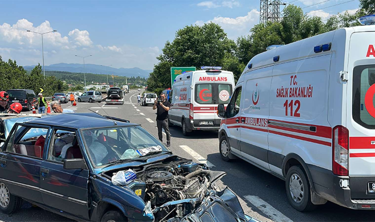 Anadolu Otoyolu'nda feci kaza: 5'i çocuk 8 kişi yaralandı - Resim : 1