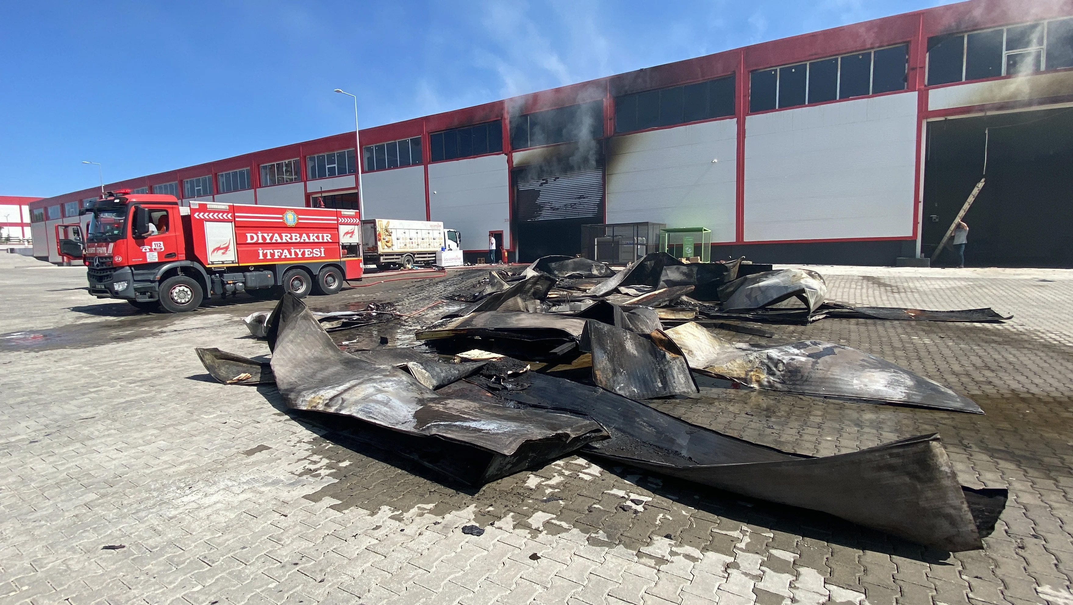 Diyarbakır'da gıda imalathanesinde yangın: Milyonlarca liralık zarar - Resim : 2