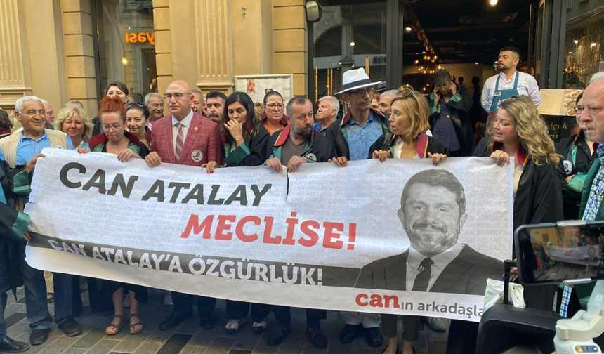 İstanbul Barosu önünde toplanan hukukçulardan Can Atalay açıklaması - Resim : 1