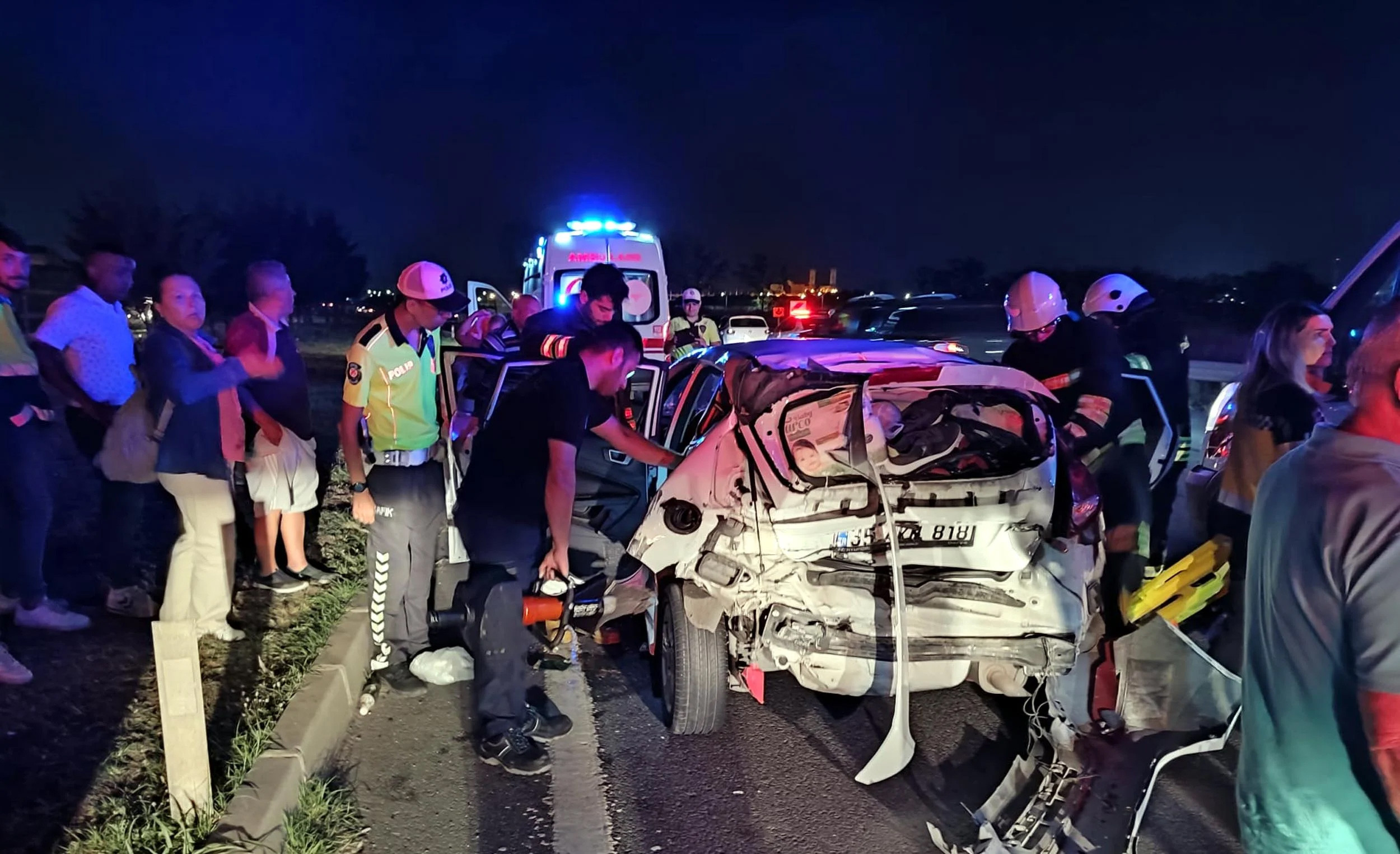 Tekirdağ'da feci kaza: Kamyon, kırmızı ışıkta bekleyen otomobile çarptı - Resim : 1