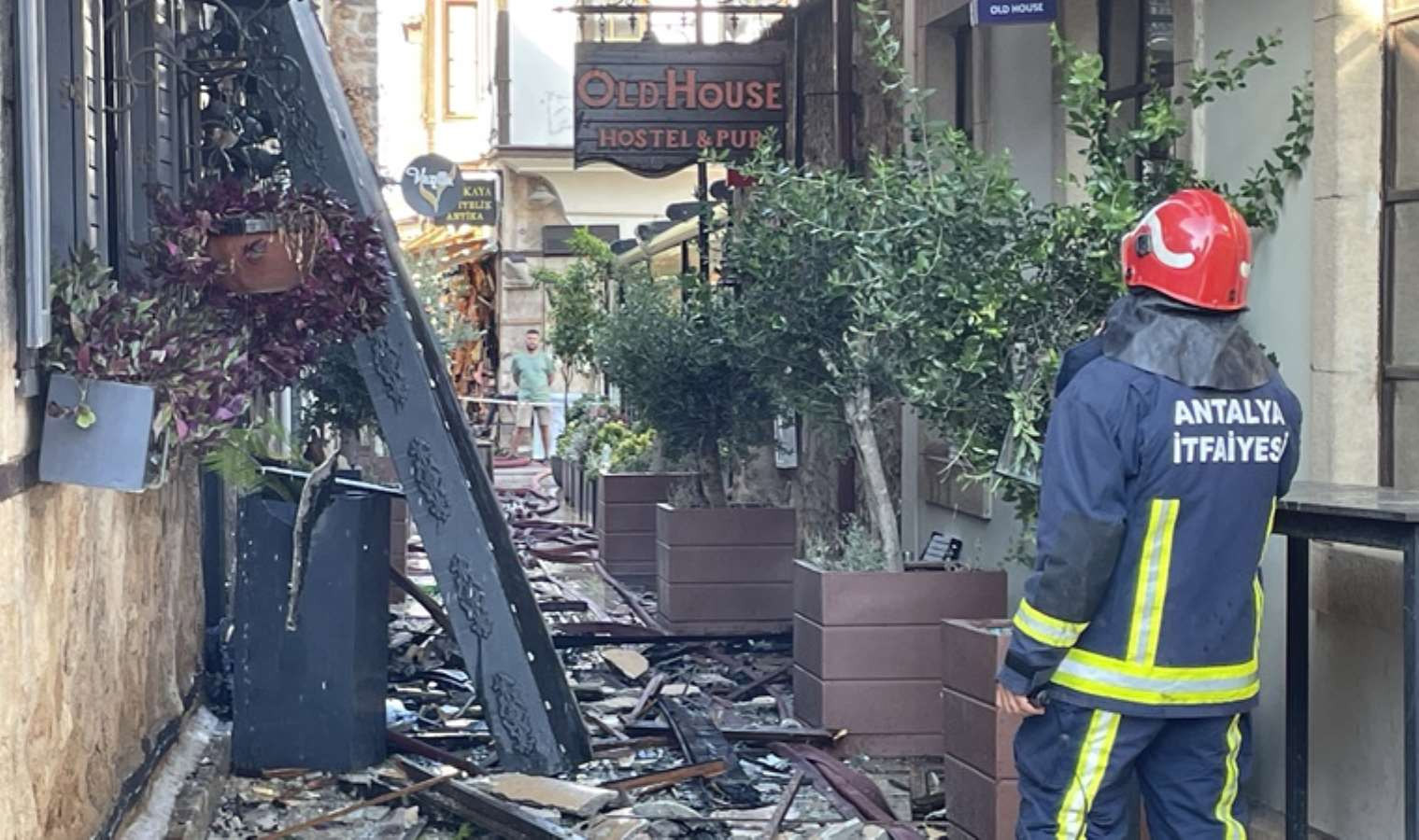 Antalya'da otel yangını: 1 turist öldü, 11 kişi yaralandı - Resim : 1