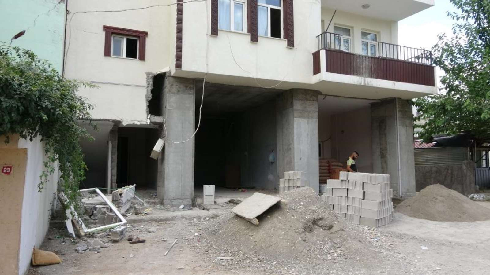 Depremde hasar gören evini güçlendirmek istedi, duvar üzerine yıkıldı - Resim : 1