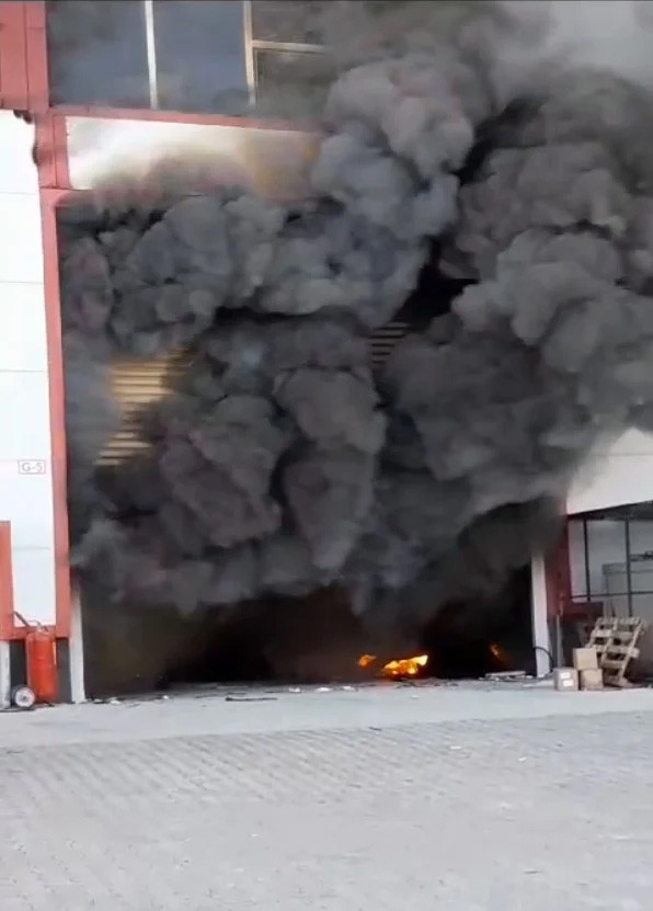 Diyarbakır'da gıda imalathanesinde yangın: Milyonlarca liralık zarar - Resim : 1