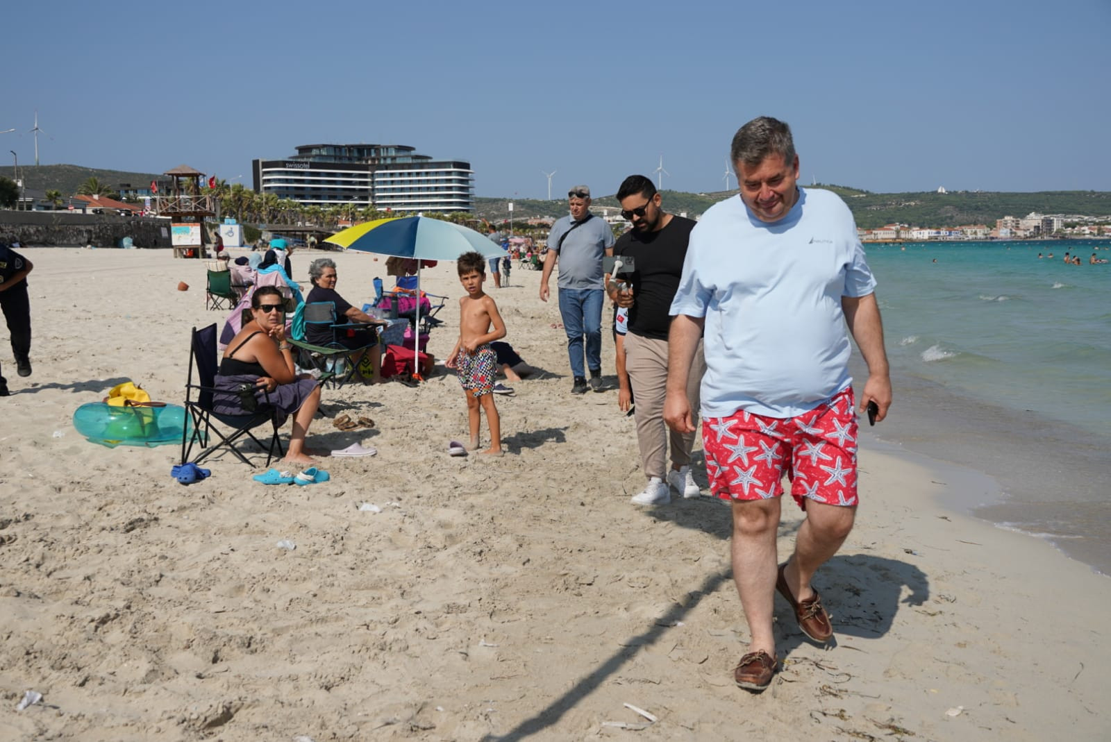 Çeşme Belediye Başkanı Ekrem Oran, Ilıca Plajı’nda çöp topladı - Resim : 1