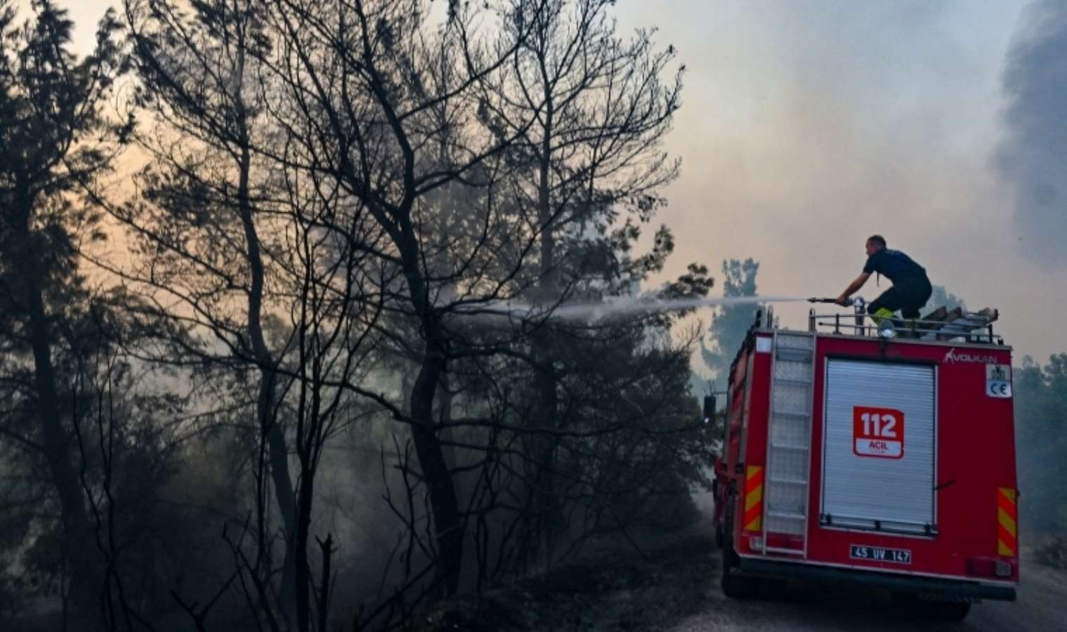 Kınık'ta orman yangını: 3 mahalle tedbir amaçlı boşaltıldı - Resim : 1