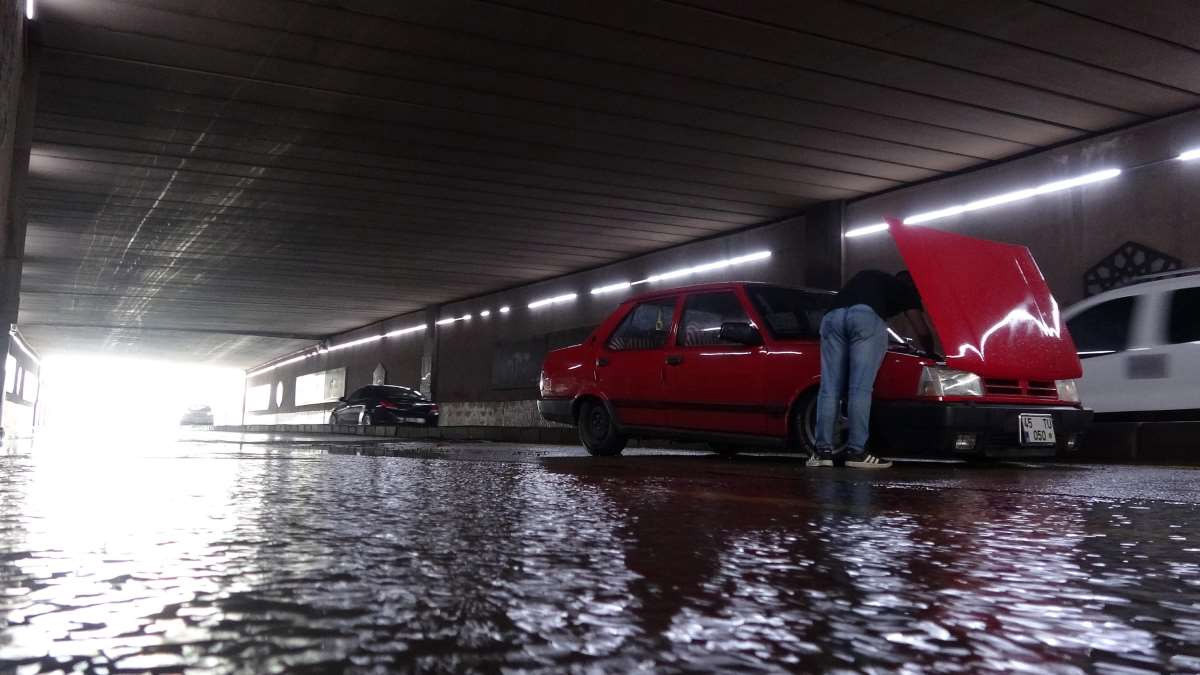 Erzurum'da sağanak yağış: Yollar göle döndü, araçlar mahsur kaldı - Resim : 1