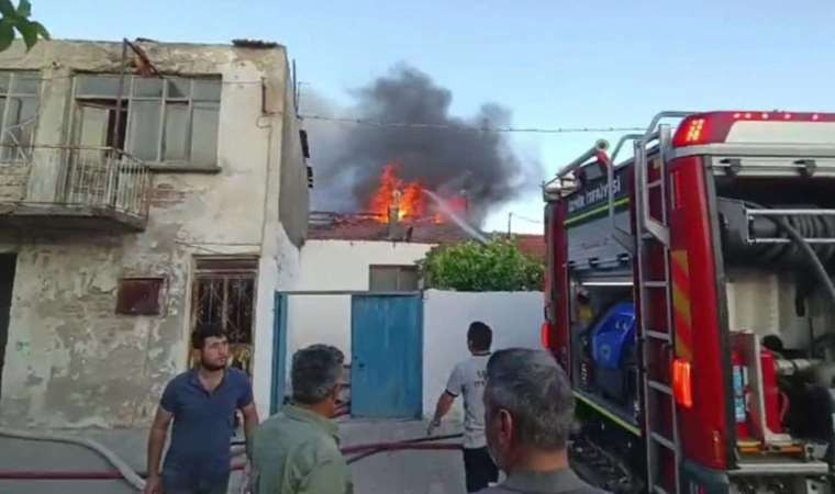 İzmir'de yangın: 5 ev zarar gördü - Resim : 1