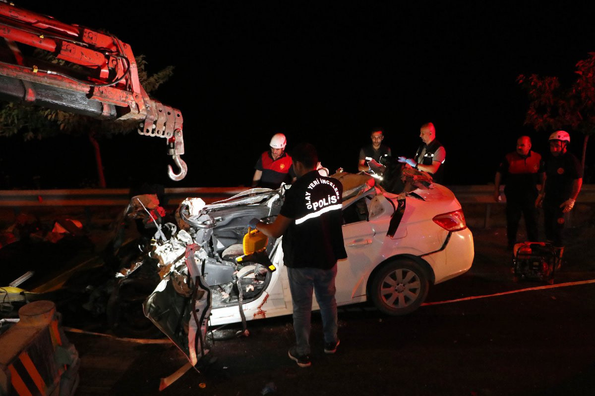 Şanlıurfa'da otomobil, TIR'ın altına girdi: 2 ölü - Resim : 1