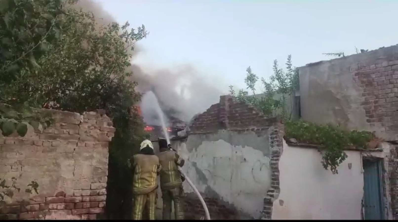 İzmir'de yangın: 5 ev zarar gördü - Resim : 2