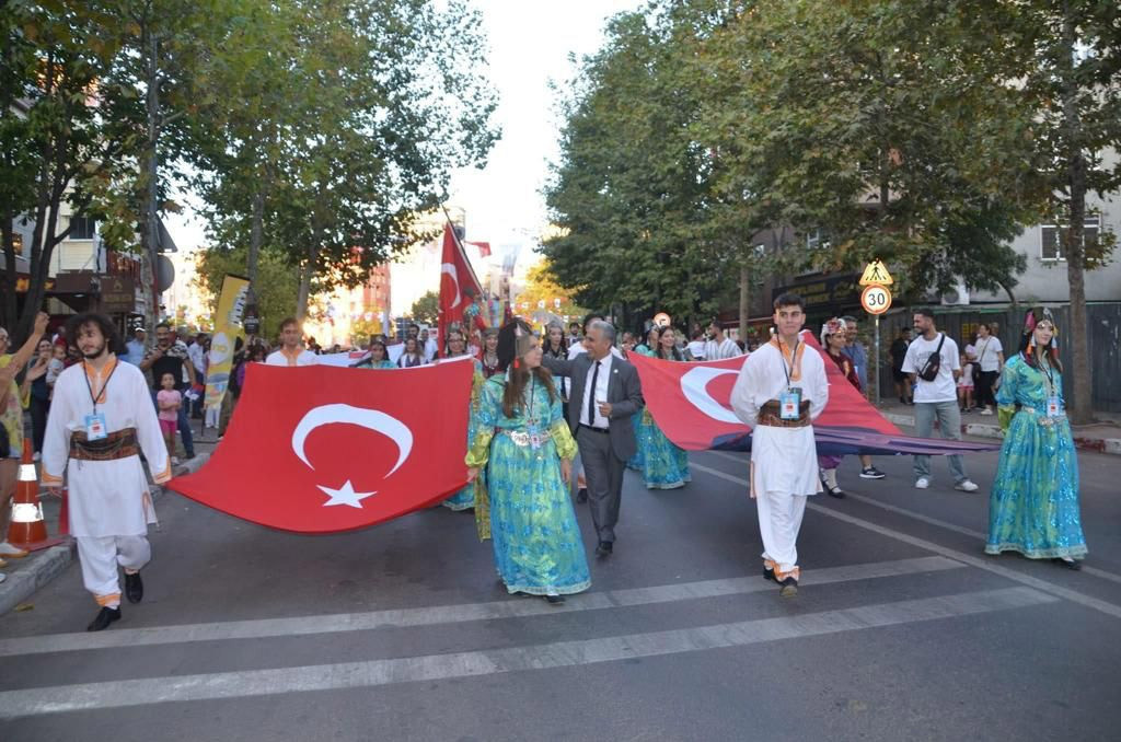 Kartal Belediyesi 2. Uluslararası Halk Oyunları Festivali başladı - Resim : 1