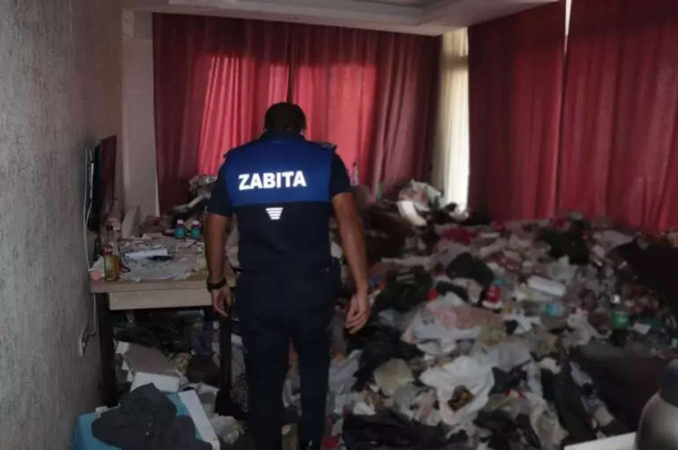 Kayseri'de kiracının terk ettiği evden kilolarca çöp çıktı - Resim : 1