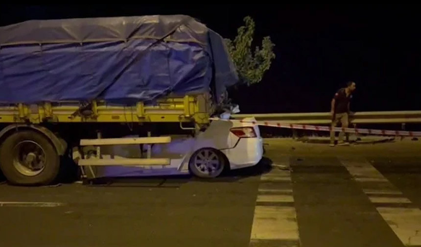 Şanlıurfa'da otomobil, TIR'ın altına girdi: 2 ölü - Resim : 2