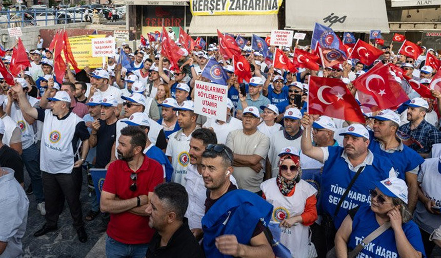 Maaş bordrolarını yakıp ücretlerde artış talebinde bulundular - Resim : 1