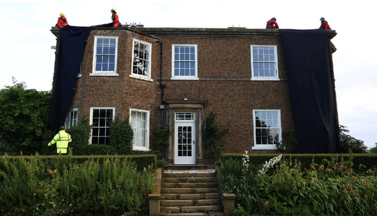 Aktivistlerden, İngiltere Başbakanı Sunak’ın evine siyah örtülü eylem - Resim : 1
