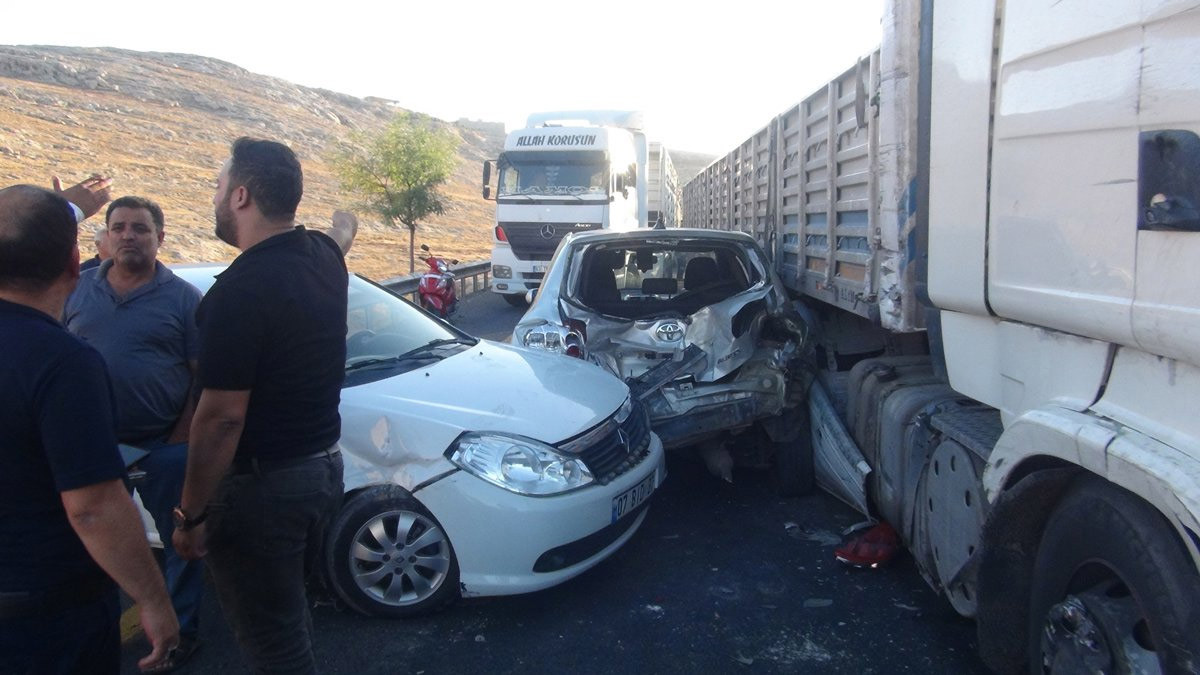 Şanlıurfa'da TIR 8 aracın arasına daldı: Ortalık savaş alanına döndü - Resim : 1