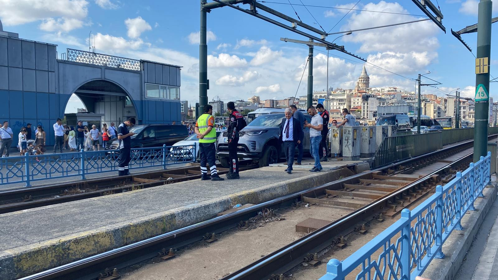 Galata Köprüsü'nde araç tramvay yoluna girdi: Seferler durduruldu - Resim : 1