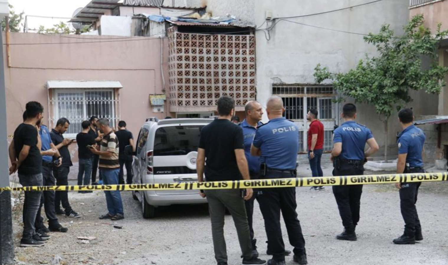 Adana'da dehşet! Ailesine kurşun yağdırdı: 1 ölü, 6 ağır yaralı - Resim : 1