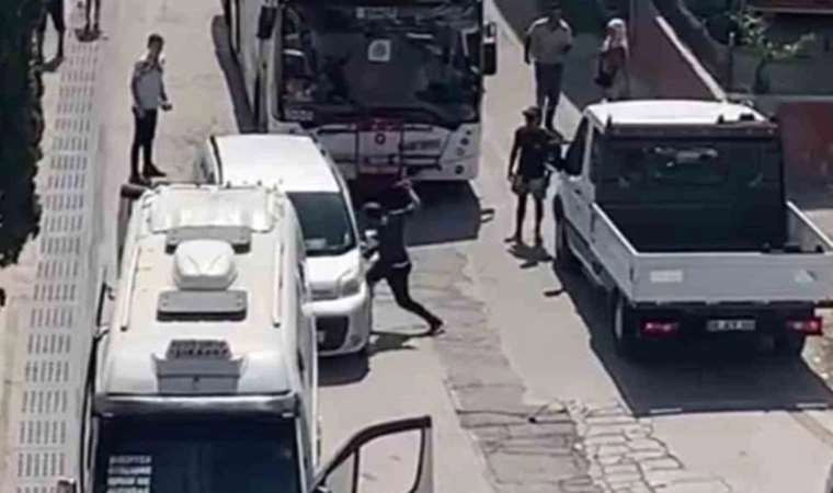 İzmir'de minibüs şoförü trafikte tartıştığı sürücüyü bıçakladı - Resim : 1