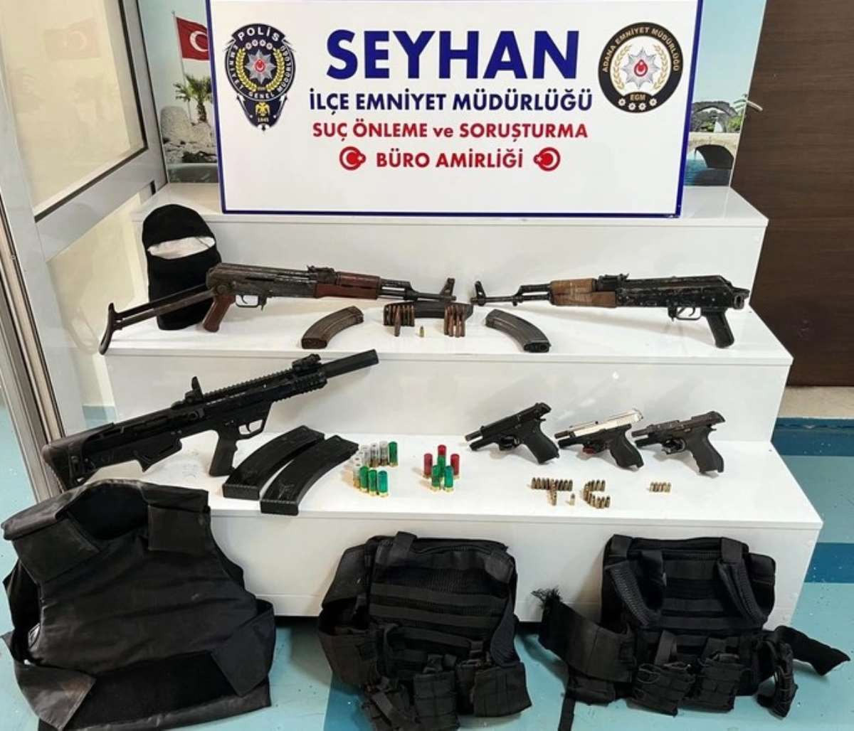Adana'da bir evde çok sayıda silah ve mermi ele geçirildi - Resim : 1
