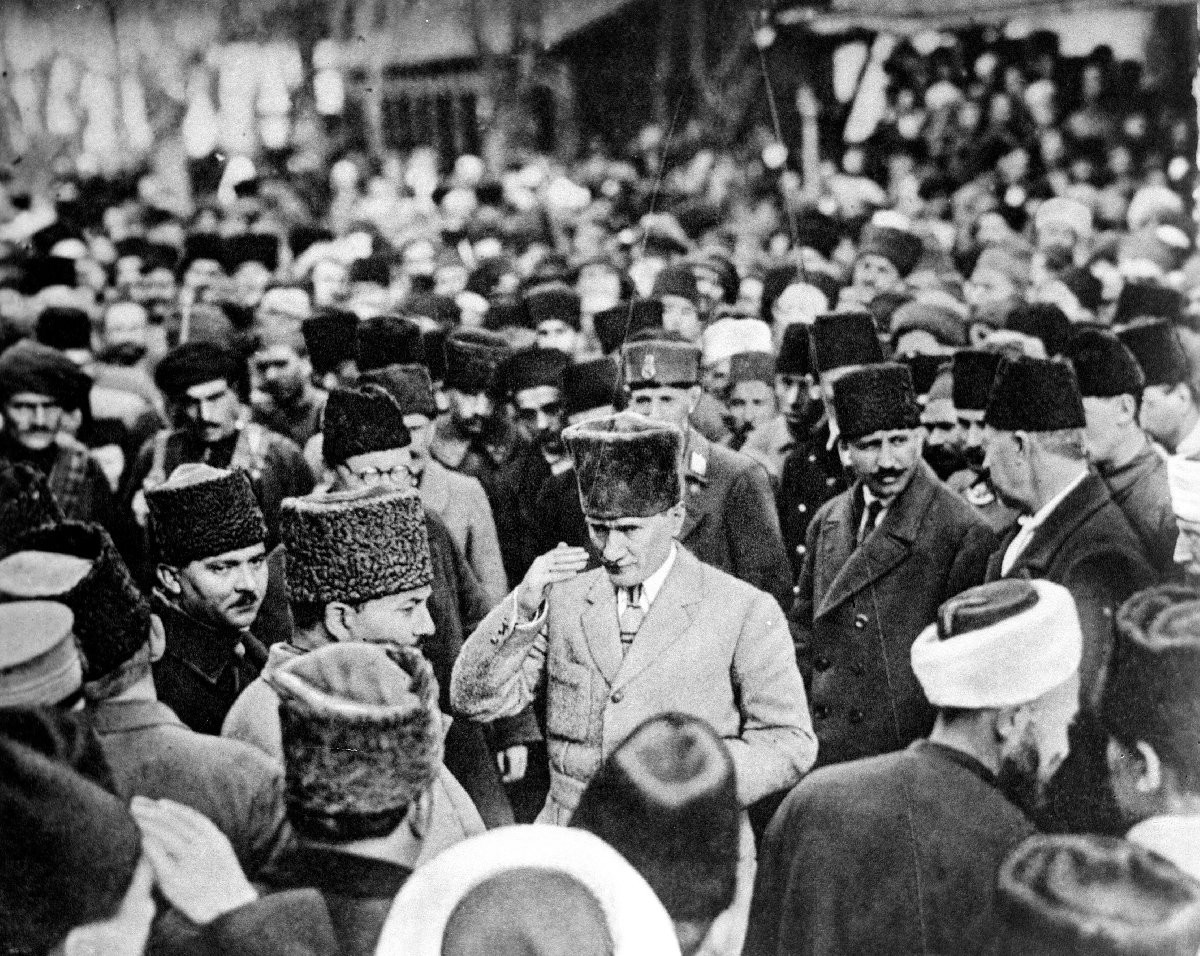 Devlet erkanı Ata'nın huzuruna çıktı... Atatürk'ün 30 Ağustos için Nutuk'ta yazdıkları... - Resim : 3