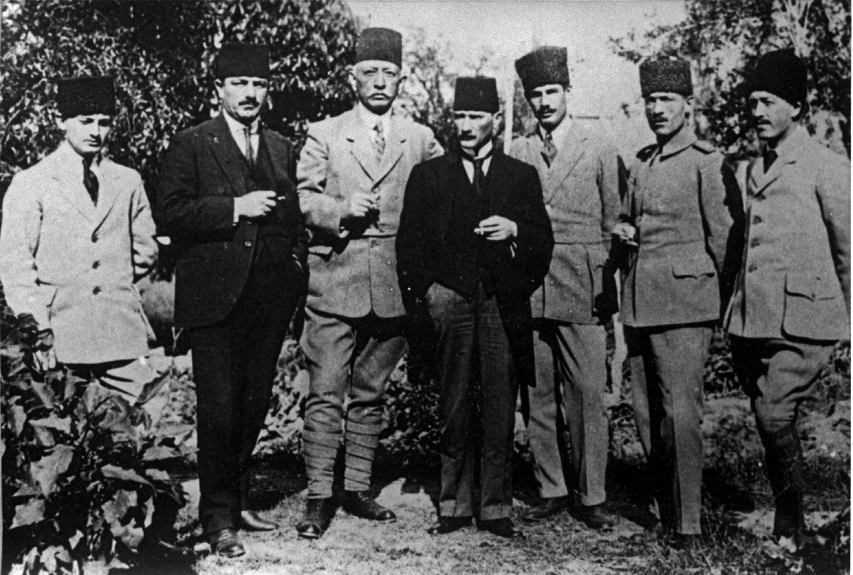 Devlet erkanı Ata'nın huzuruna çıktı... Atatürk'ün 30 Ağustos için Nutuk'ta yazdıkları... - Resim : 7
