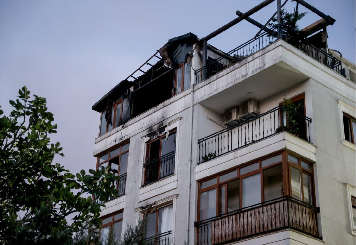 Kadıköy'de yangında mahsur kalan aile 3. kattan atladı: Acı haber - Resim : 1