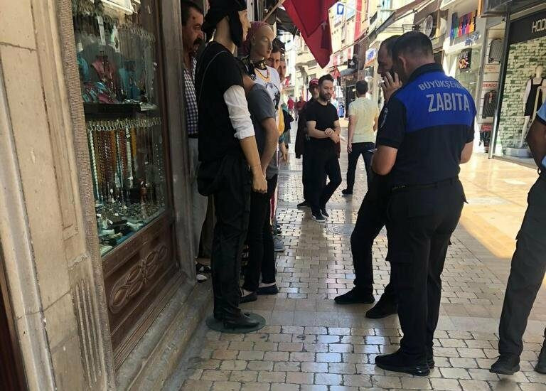 AKP'li belediye 30 Ağustos’ta Atatürk tişörtlü cansız mankenlere engel oldu - Resim : 1