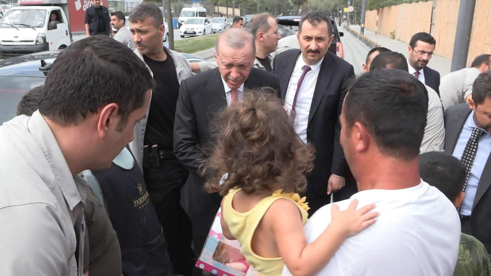 Erdoğan, çocuklara para dağıttı - Resim : 1