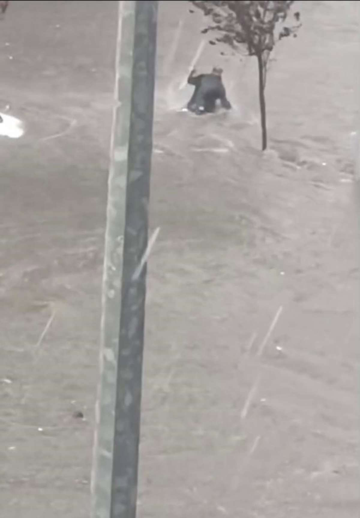 Başakşehir'deki selden geriye kalan çarpıcı görüntü: Öğrenciler yolun karşısına böyle geçti - Resim : 4