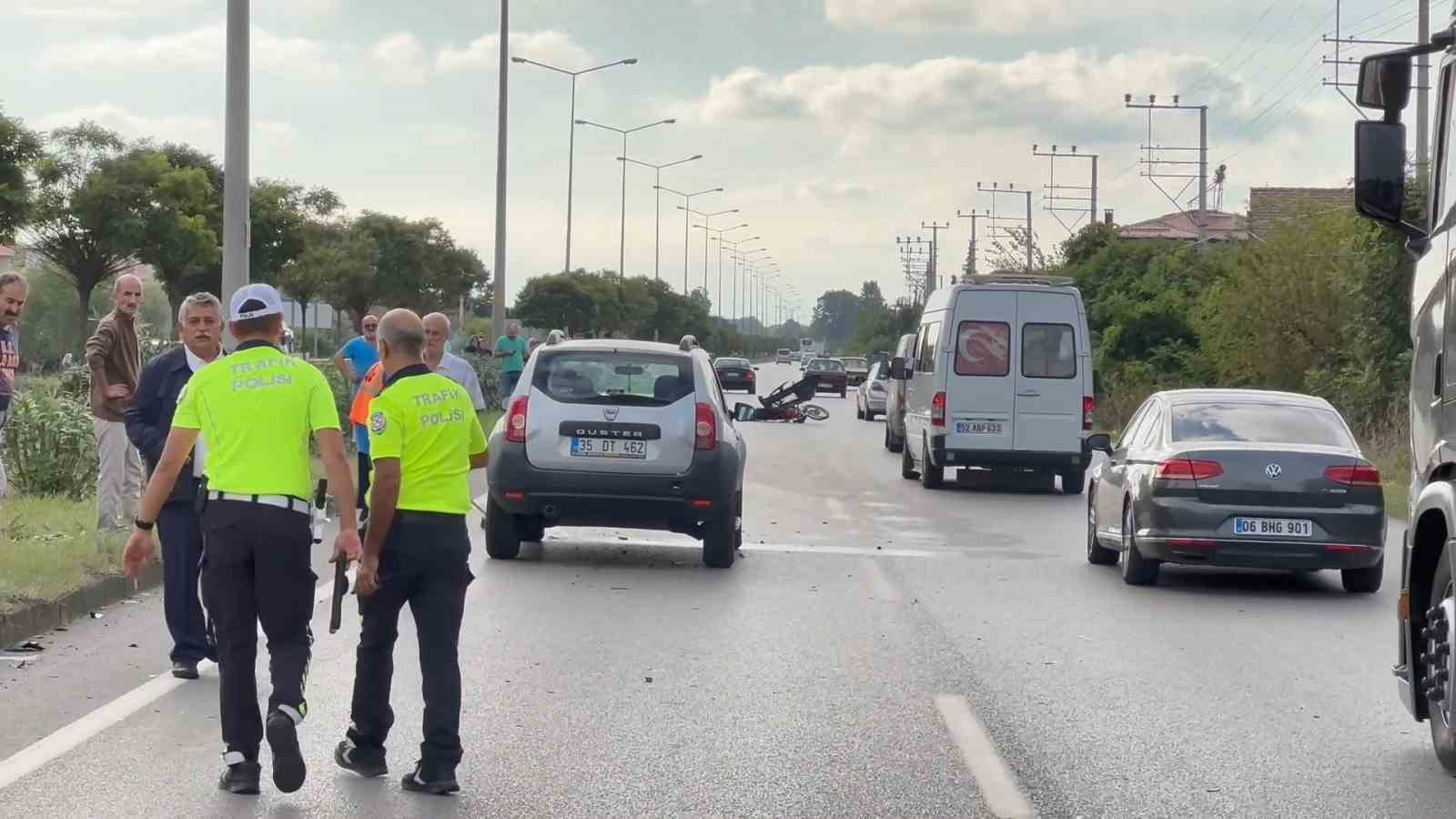 Otomobil motosiklete çarptı: 1’i ağır 2 yaralı - Resim : 1