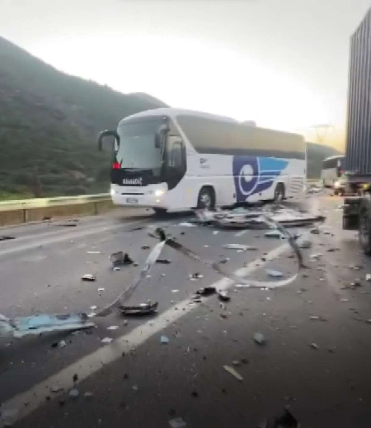 Bursa'da feci kaza: İki TIR ile otobüsün karıştığı kazada 2 kişi öldü, 4 kişi yaralandı - Resim : 1