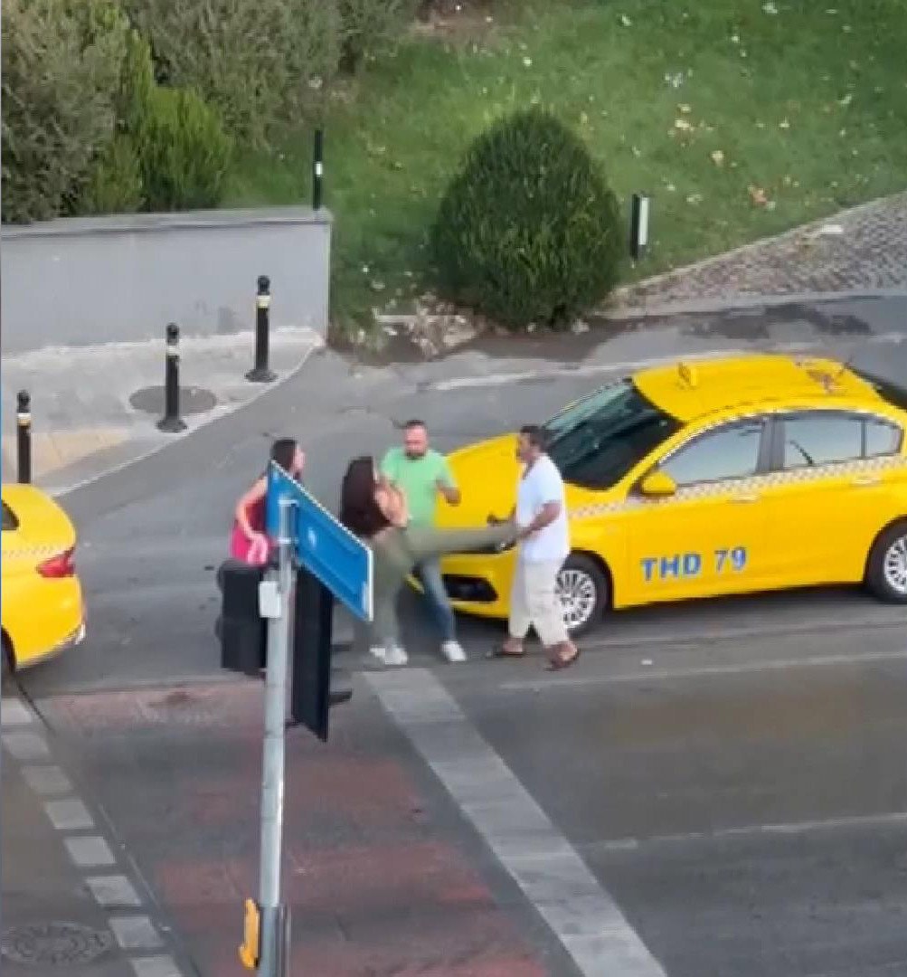 Beyoğlu'nda taksici ile kadınlar birbirine girdi: Tekme ve yumruklar havada uçuştu - Resim : 2