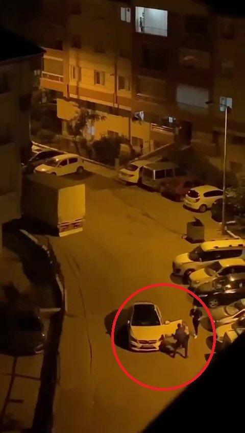 Ankara'da dehşet anları: Sokak ortasında kadını darbetti - Resim : 1