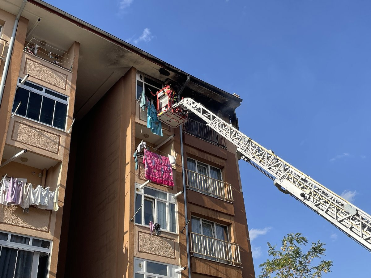 Kayseri'de bir kişi oturduğu evi ateşe verdi - Resim : 1