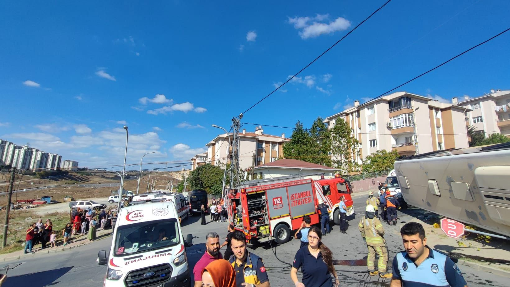 Başakşehir'de İETT otobüsü devrildi - Resim : 2