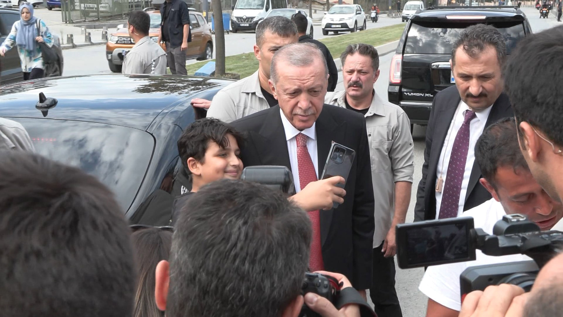 Erdoğan, çocuklara para dağıttı - Resim : 2
