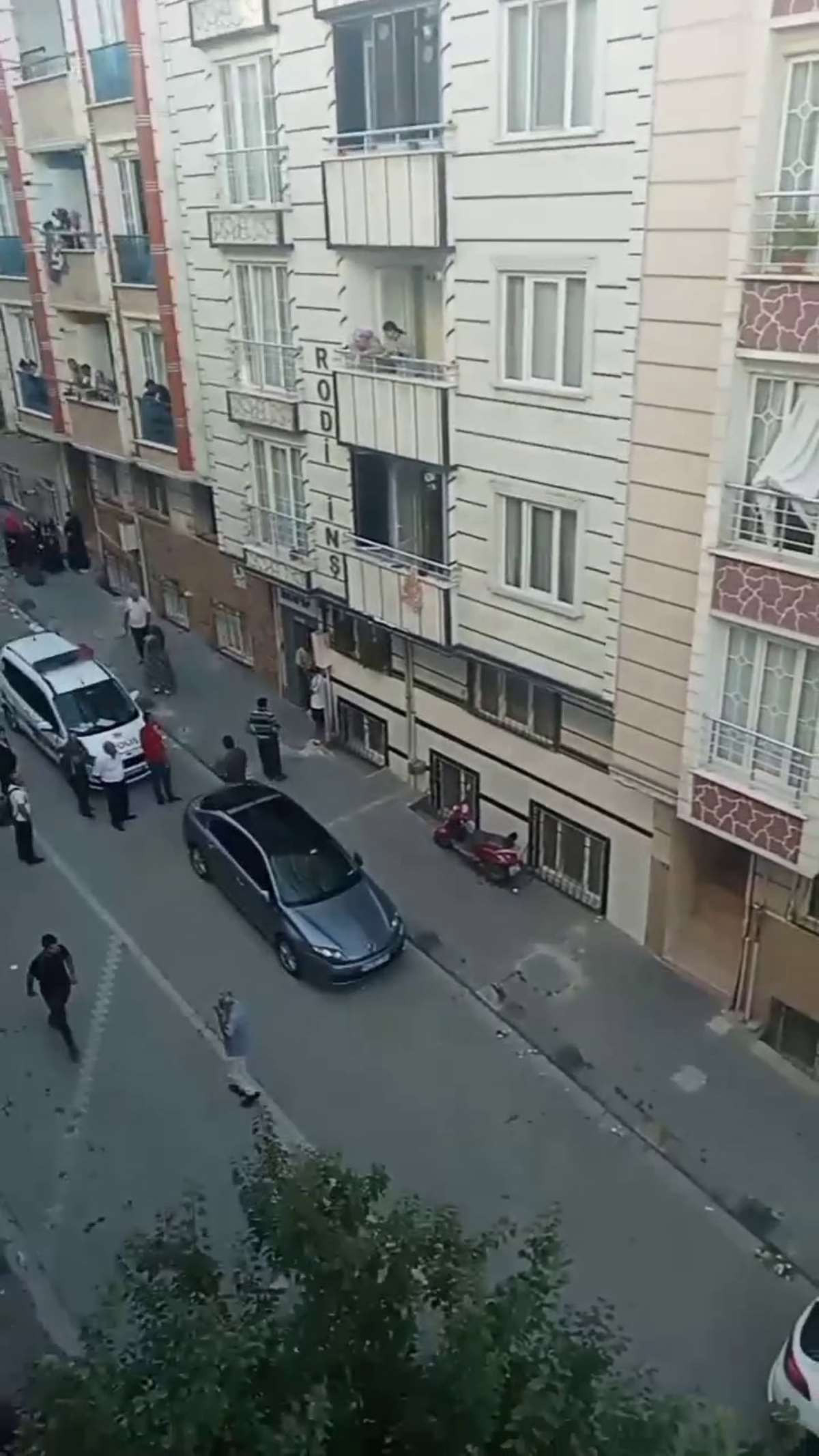 İstanbul'da kadın cinayeti: Çocuklarının gözü önünde bıçaklayarak öldürdü - Resim : 1