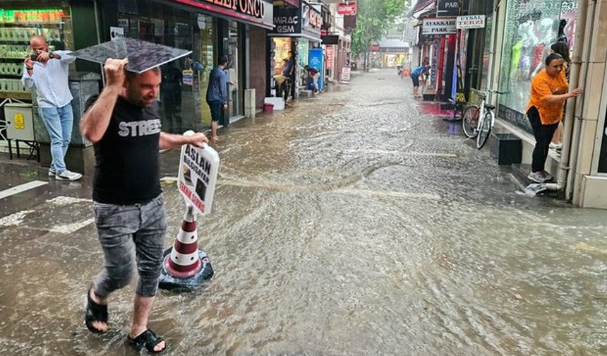 Uşak'ta sağanak etkili oldu: Ev ve iş yerlerini su bastı - Resim : 1