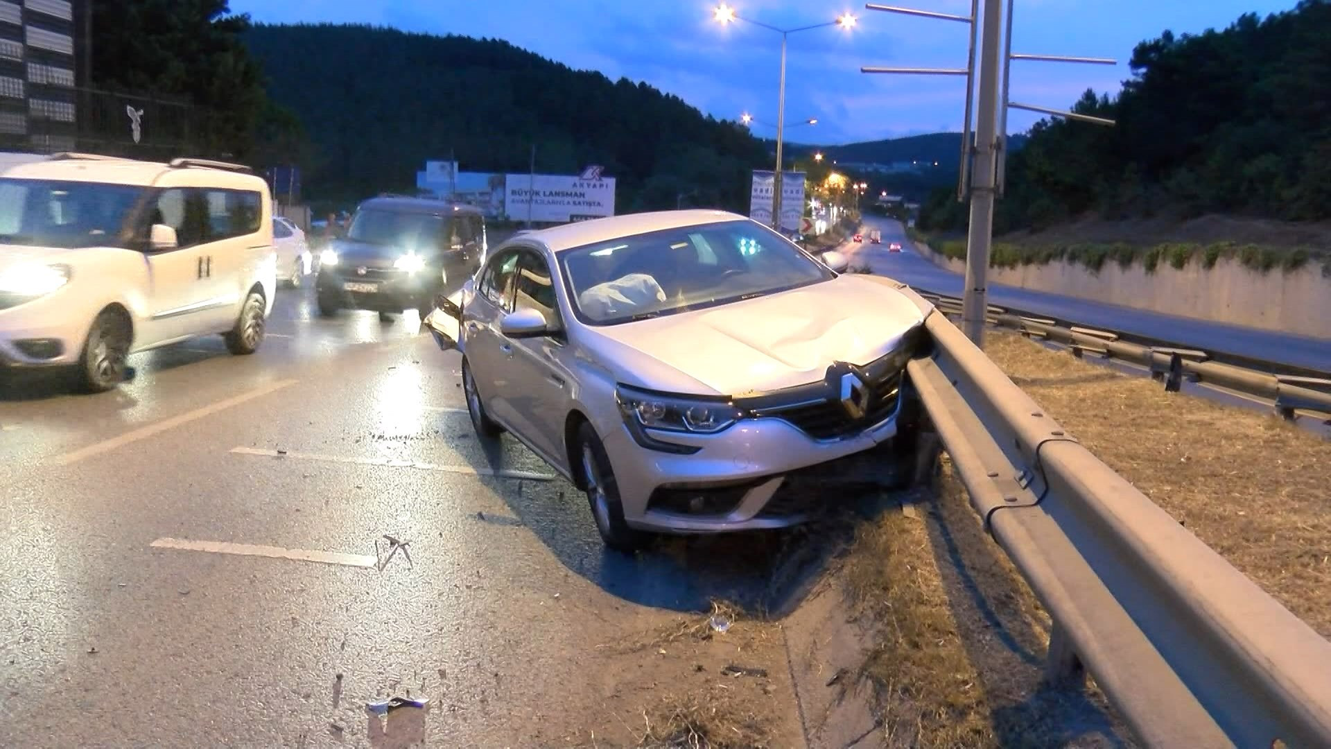 İstanbul'da feci kaza: Sürücü, yaralanan arkadaşını bırakıp kaçtı - Resim : 2