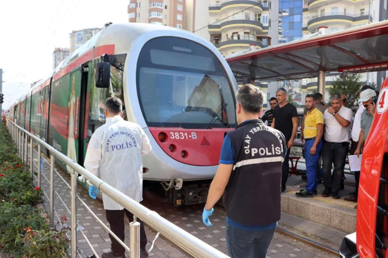 Kayseri'de ücretsiz binmek istediği tramvayın altında kaldı - Resim : 1