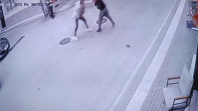 Bursa'da yolda yürürken tartıştığı kişi tarafından bıçaklandı - Resim : 1