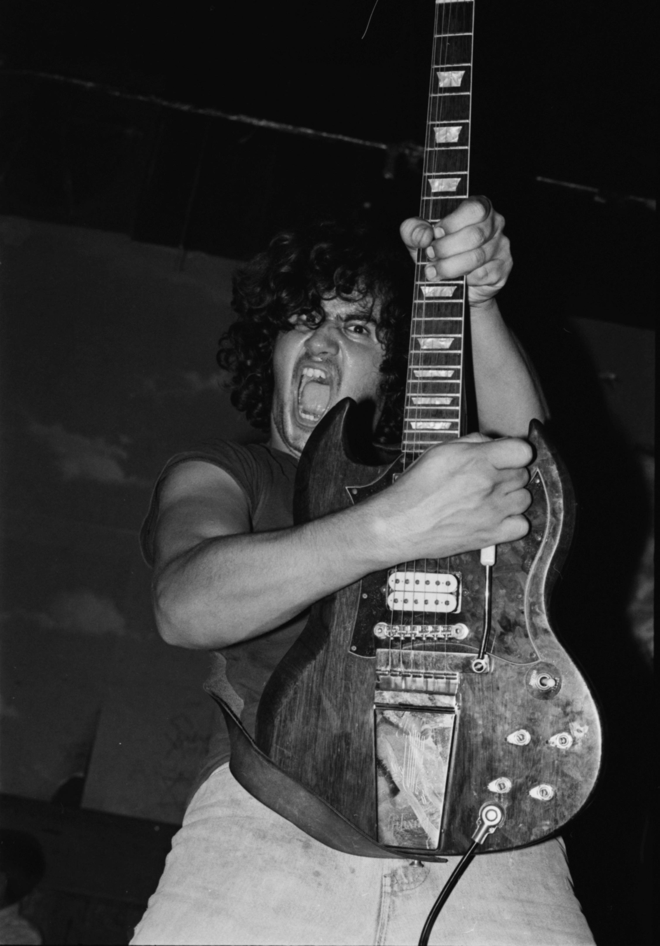 The Stain'in gitaristi Robert Becerra kansere yenik düştü - Resim : 1
