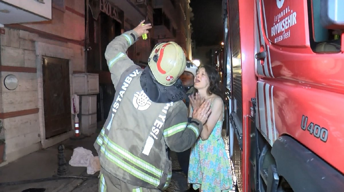 İstanbul'da korku dolu anlar: Camlara çıkıp sokağa döküldüler - Resim : 3