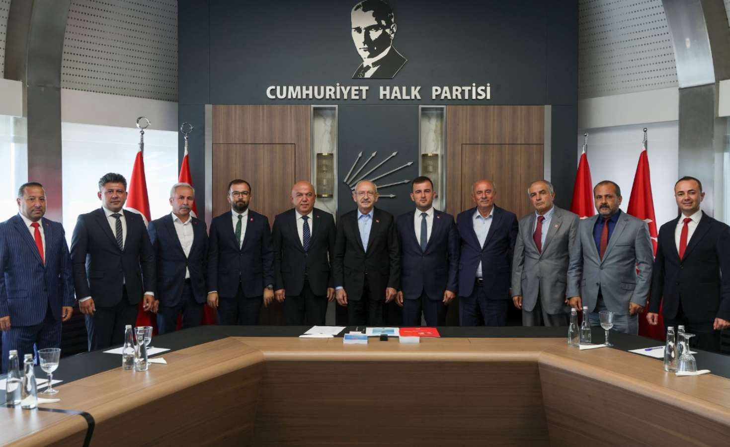 CHP Genel Başkanı Kılıçdaroğlu, Antalya il ve ilçe başkanlarıyla bir araya geldi - Resim : 1